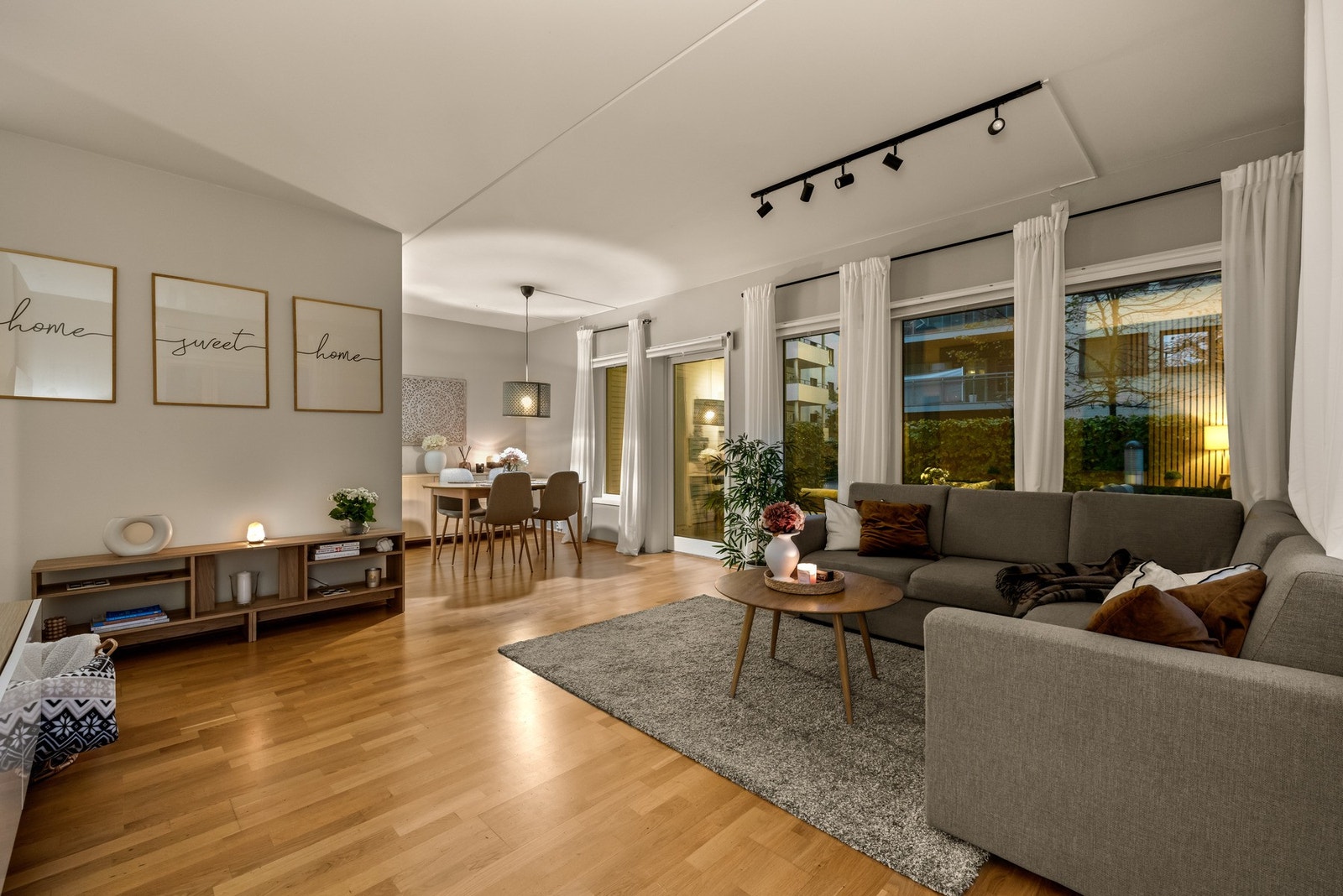 Stuen er leilighetens hjerte, et lyst og luftig rom som inviterer til både hverdagsro og hyggelige sammenkomster. Galleribilde