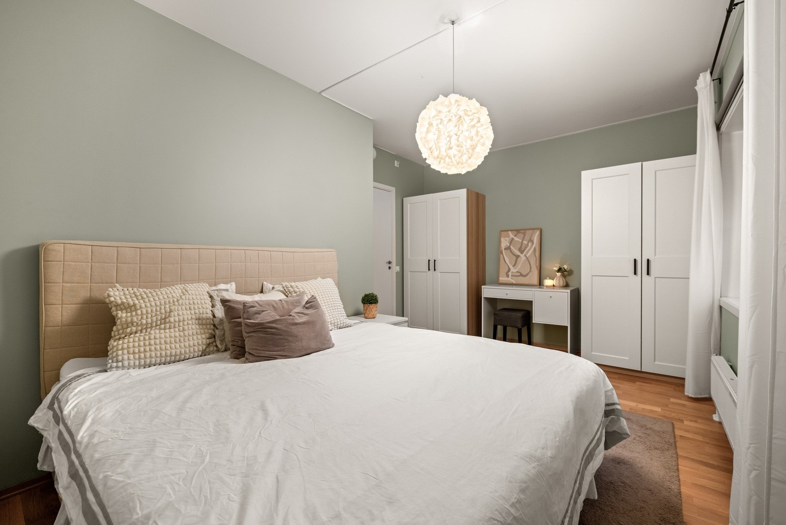 Hovedsoverommet er romslig med plass til dobbeltseng, nattbord og en god garderobeløsning. Galleribilde