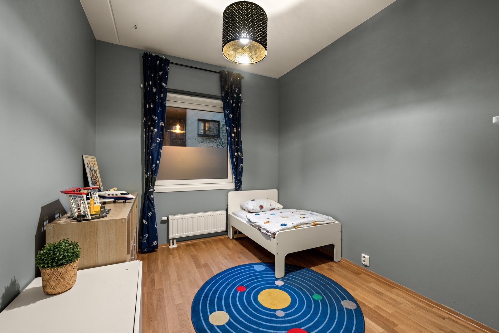 Boligen har to lyse og behagelige soverom, begge med parkettgulv, malte vegger og garderobeskap. Galleribilde