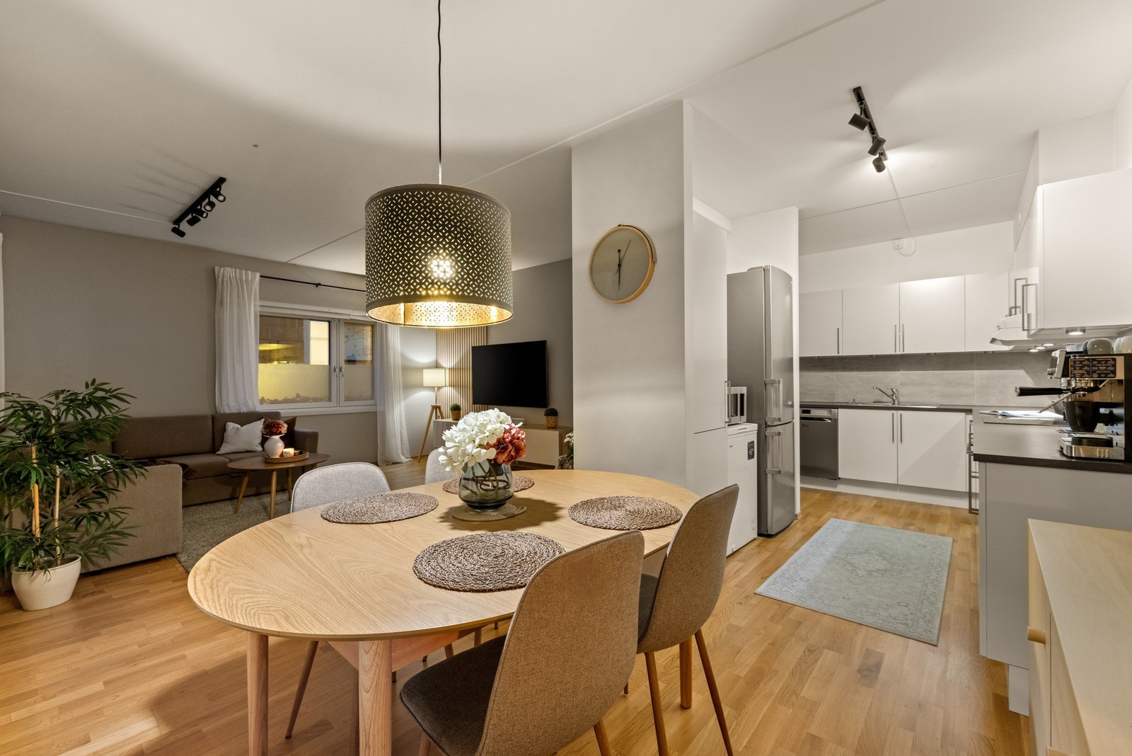 Dette er et rom som inspirerer til matlaging og hyggelige måltider i godt selskap. Galleribilde