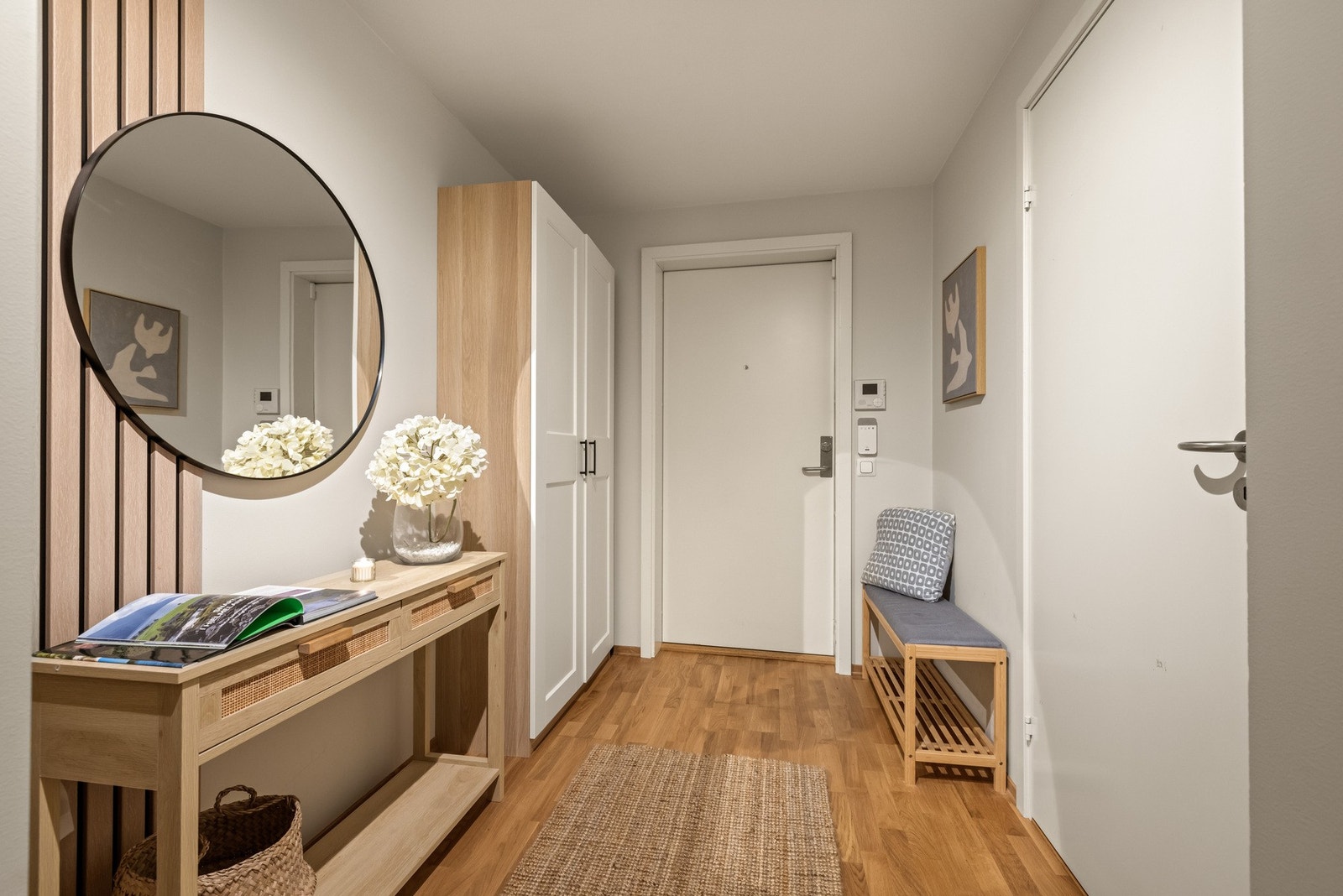 Allerede i entréen får du følelsen av at dette er et hjem det er godt å komme til, med god plass til garderobeløsning og callinganlegget som gjør det enkelt å slippe inn gjester! Galleribilde