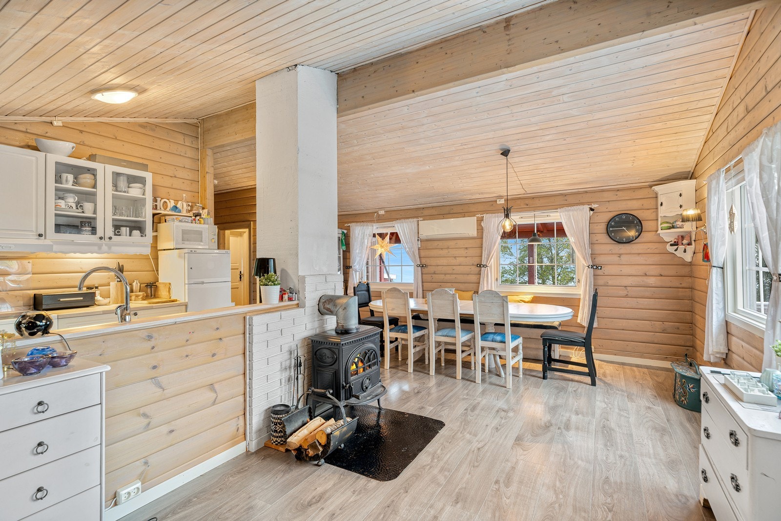 Her får du en helårshytte med innlagt vann, strøm og avløp, som passer like godt til vinterferier som til late sommerdager ved vannet Galleribilde