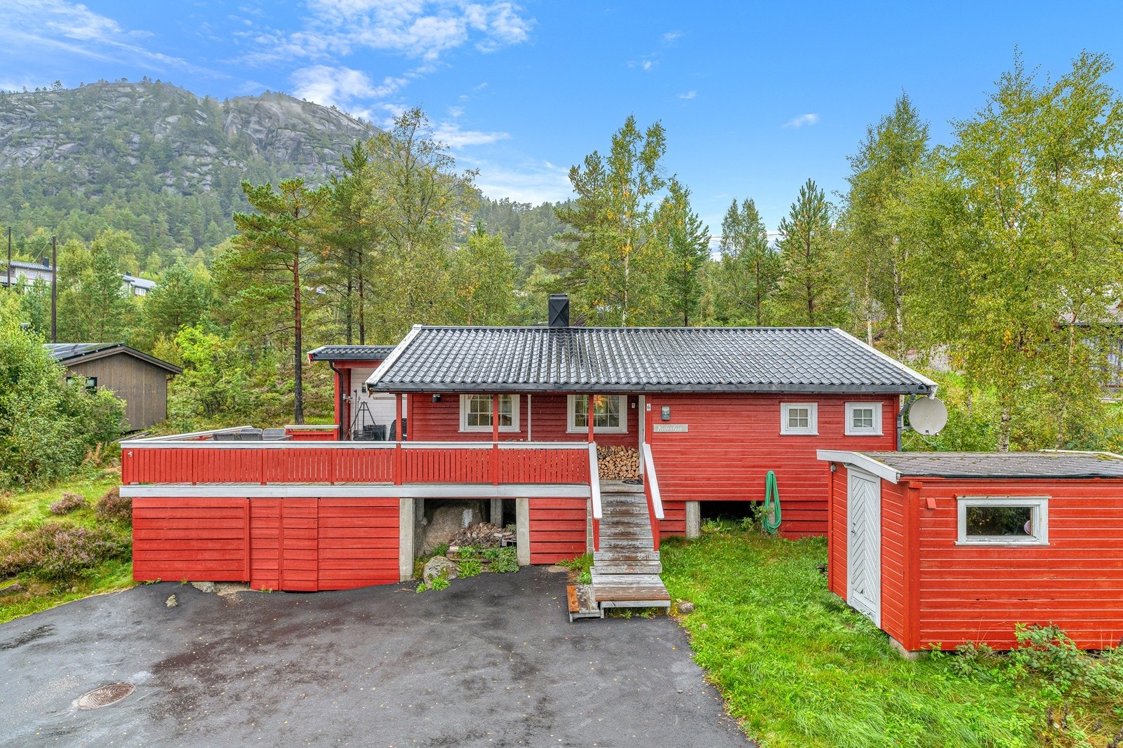 Det er asfaltert helt opp til hytten Galleribilde