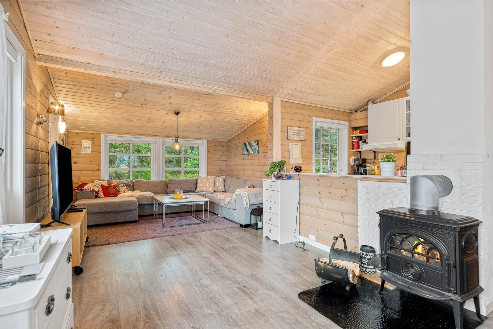 Her får du en delvis åpen stue- og kjøkkenløsning med god plass til å innrede stuen i ulike soner Galleribilde