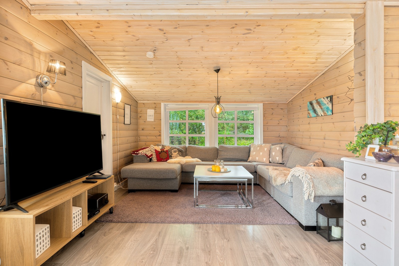 Romslig TV-stue med plass til stor sofa med tilhørende TV-møblement Galleribilde