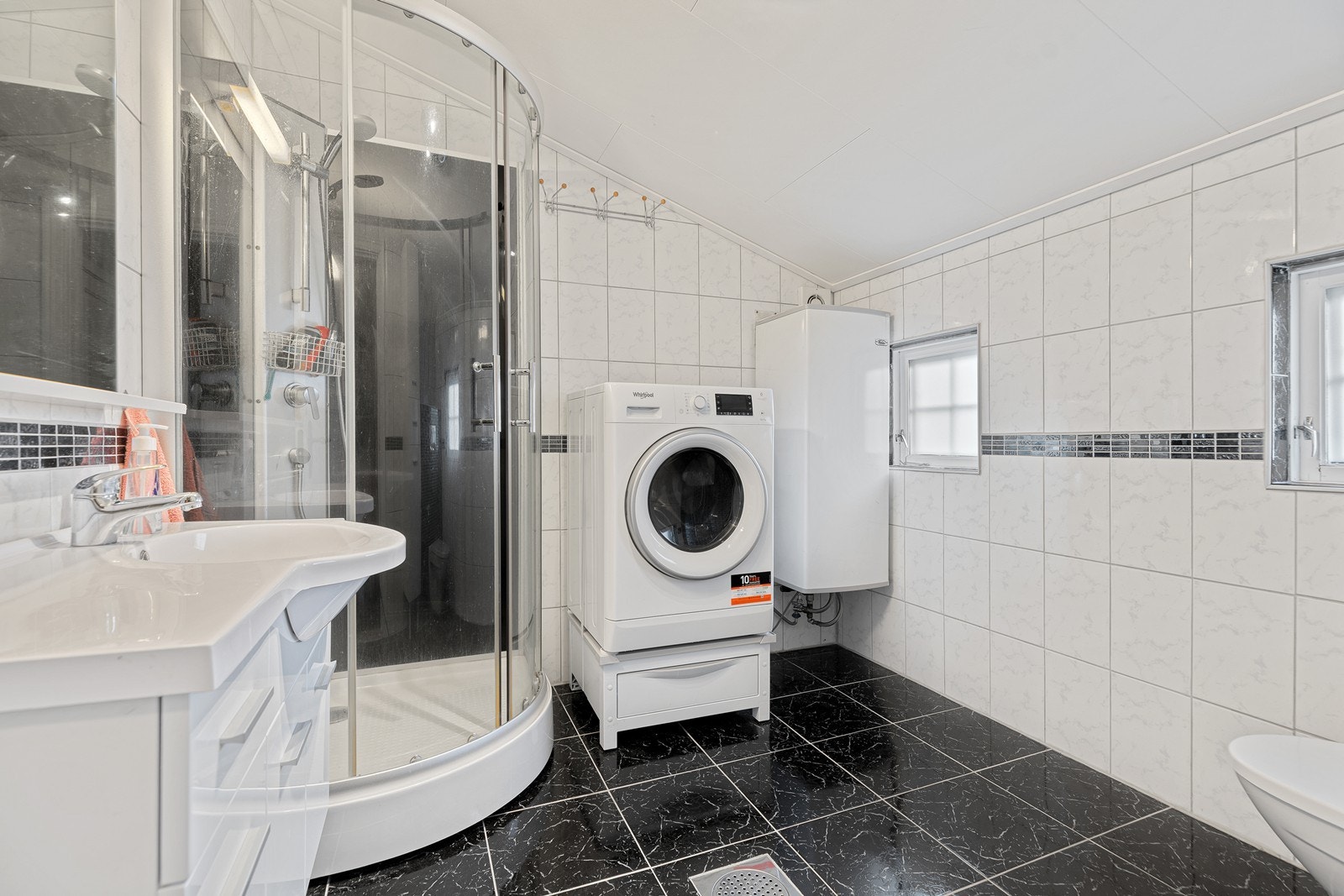 Pent, flislagt bad med behagelig gulvvarme Galleribilde