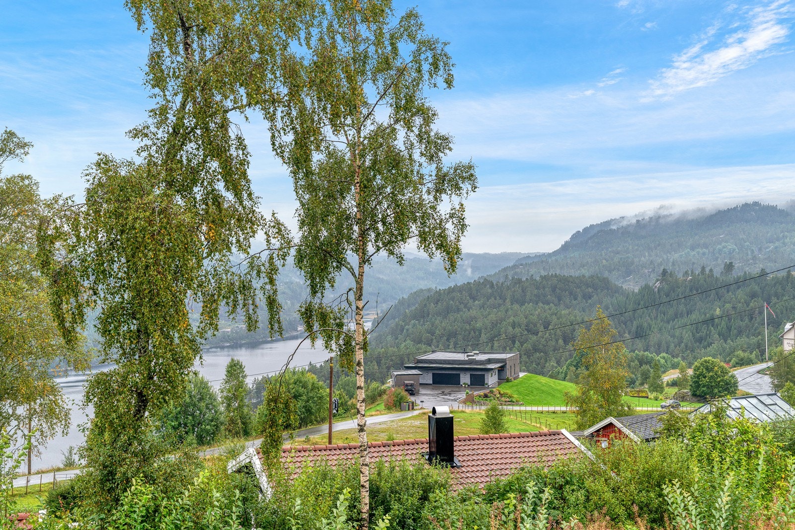 Her bor du med nydelig utsikt over dal og fjell, omgitt av vakker natur og med kort vei til alt området har å by på Galleribilde