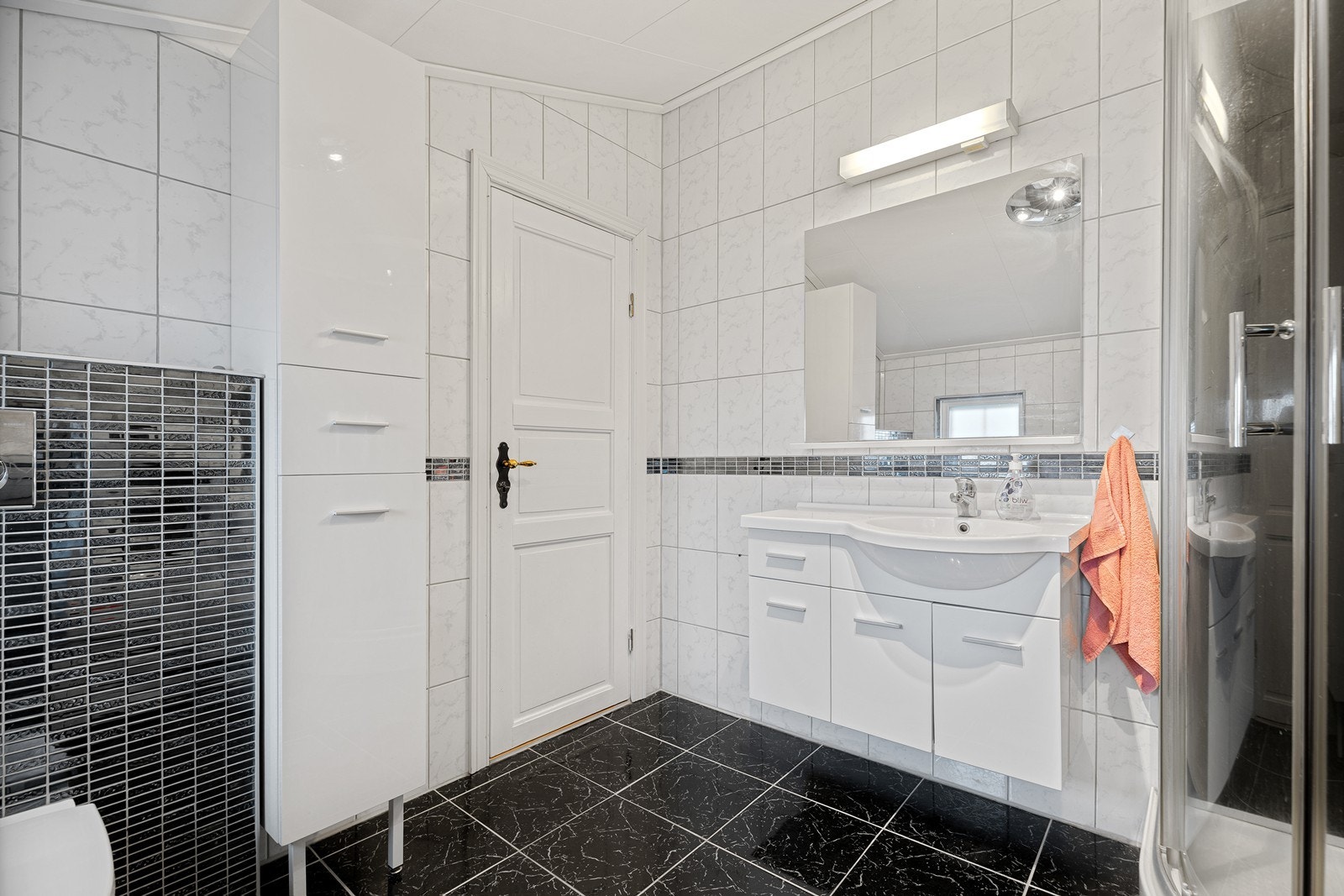 Baderomsinnredning består av dusjkabinett, servant, toalett, speil og opplegg til vaskemaskin Galleribilde