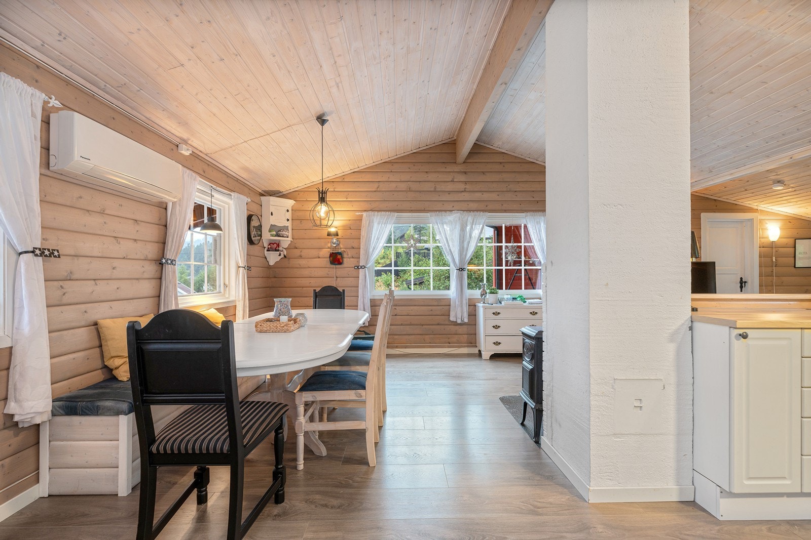 Her får du også god plass til spisebord Galleribilde