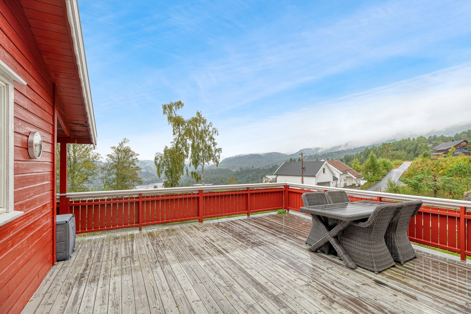 Det er bygget stor terrasse rundt store deler av hytten som oppleves svært solrik Galleribilde