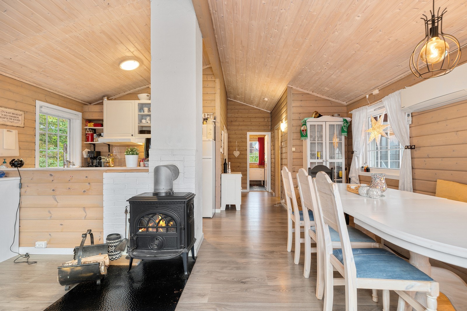 Hytta har en praktisk planløsning med stue, kjøkken, bad og tre(fire) soverom Galleribilde