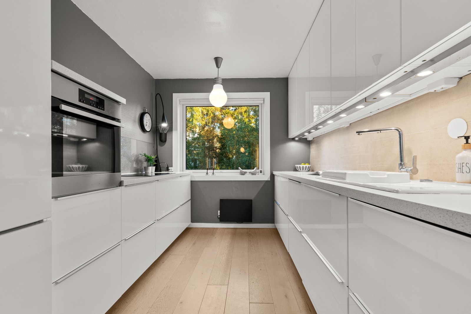 Kjøkkenet fra Ikea er fra 2014 og ligger i eget rom med adkomst fra gangen. Galleribilde