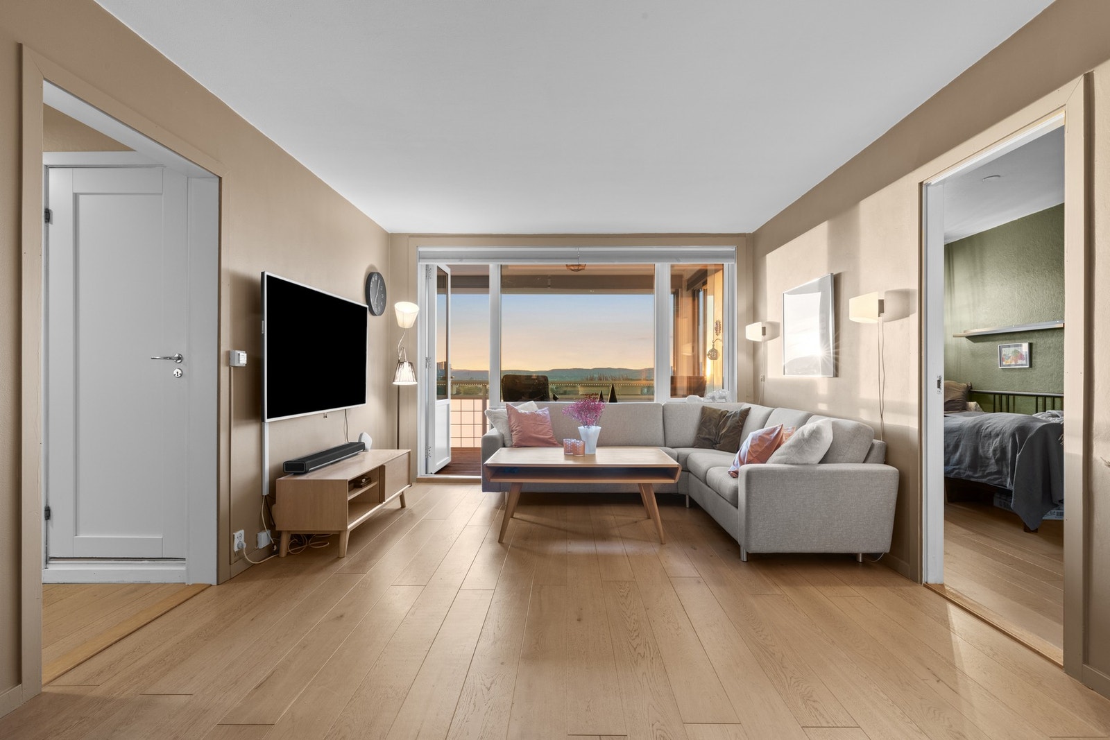 Fin plass til å innrede med sofa, tv og tilhørende møblement i sonen mot balkongen. Galleribilde