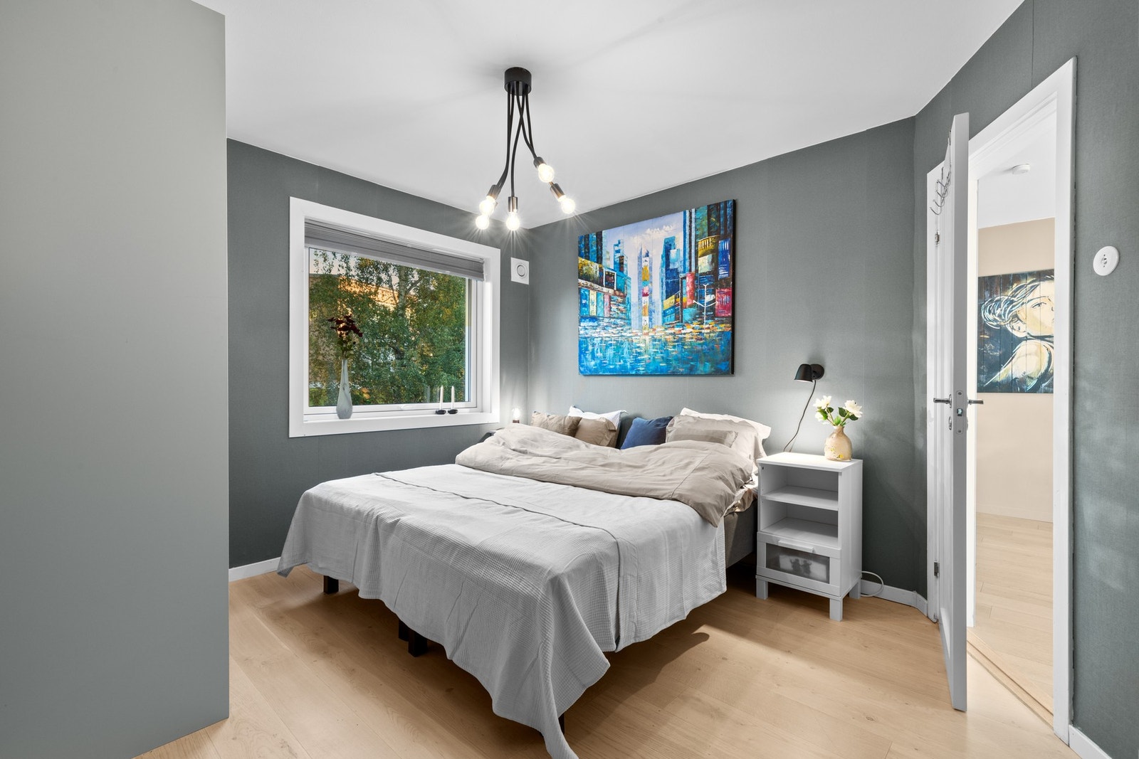 Leiligheten har tre soverom med store vindusflater og fint utsyn. Galleribilde