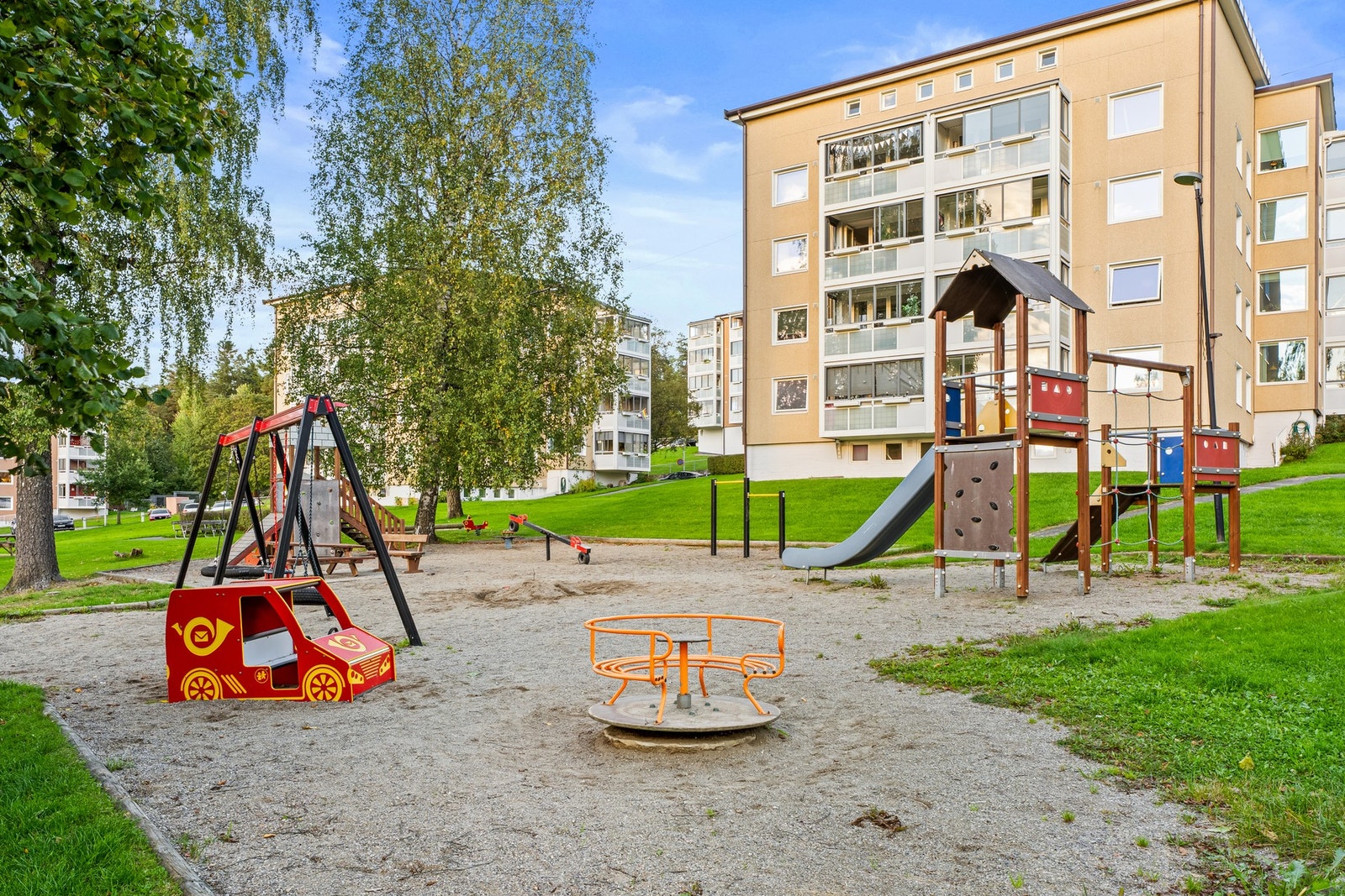 Borettslagets tomt er pent opparbeidet med gode plenarealer, lekeplass, trær, beplatning og internveier. Galleribilde