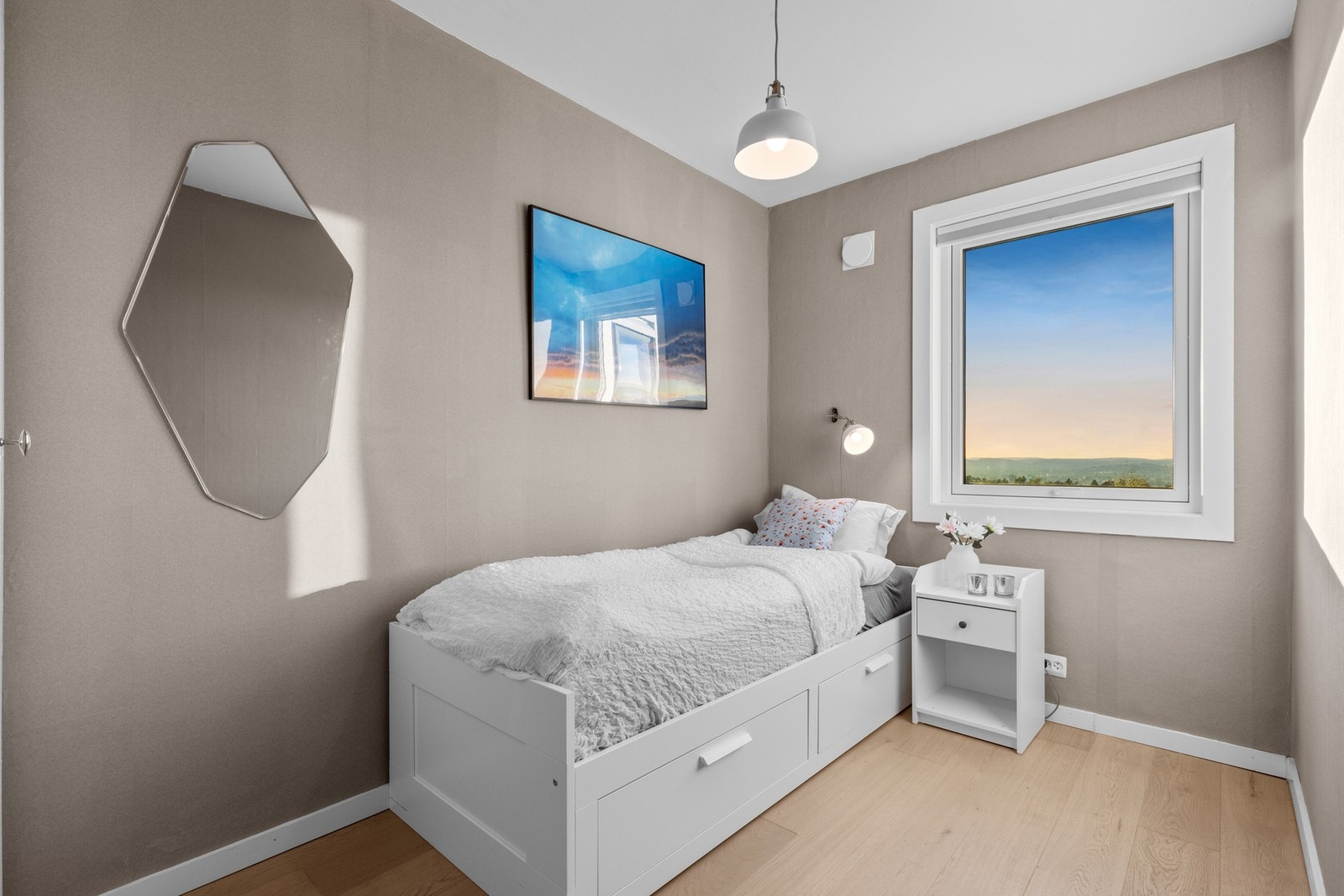 Soverom III. Herlig utsikt også fra dette rommet. Galleribilde