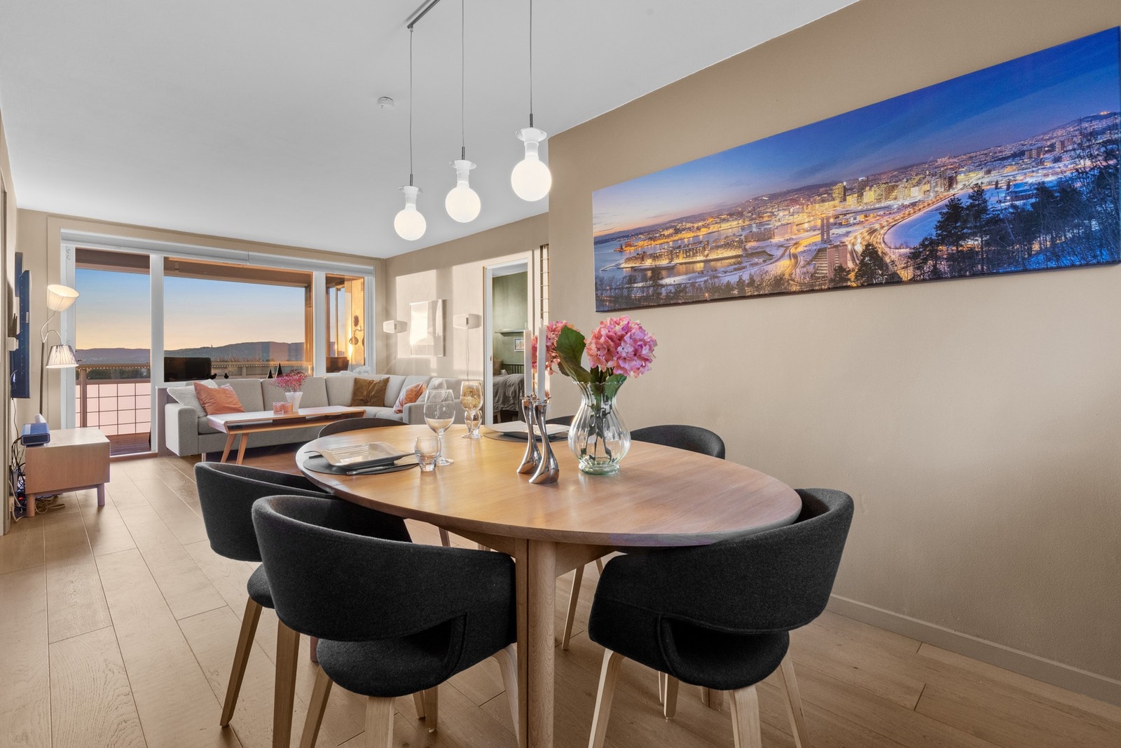 Velkommen inn i en romslig og lys stue som har gjennomgående lys og pen en-stavs parkett på gulvet. Galleribilde