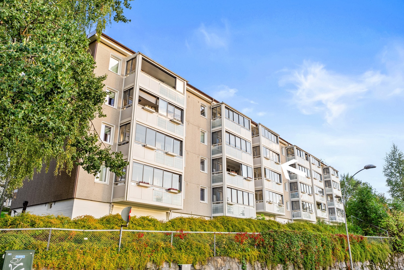 Blokken ligger fint til på et høydedrag, og leiligheten ligger fint og høyt plassert i tredje etasje. Galleribilde