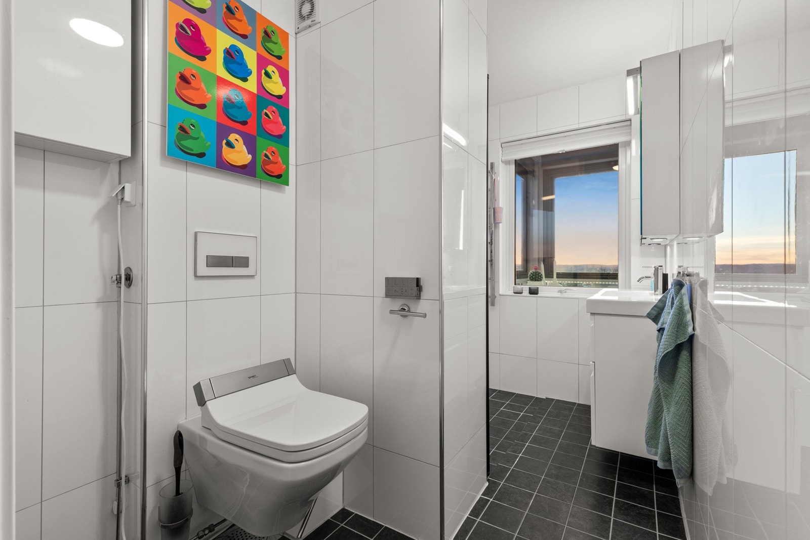 Pent og tidløst bad som ble pusset opp i 2009. Mulighet for tilkobling av vaskemaskin på badet. Galleribilde