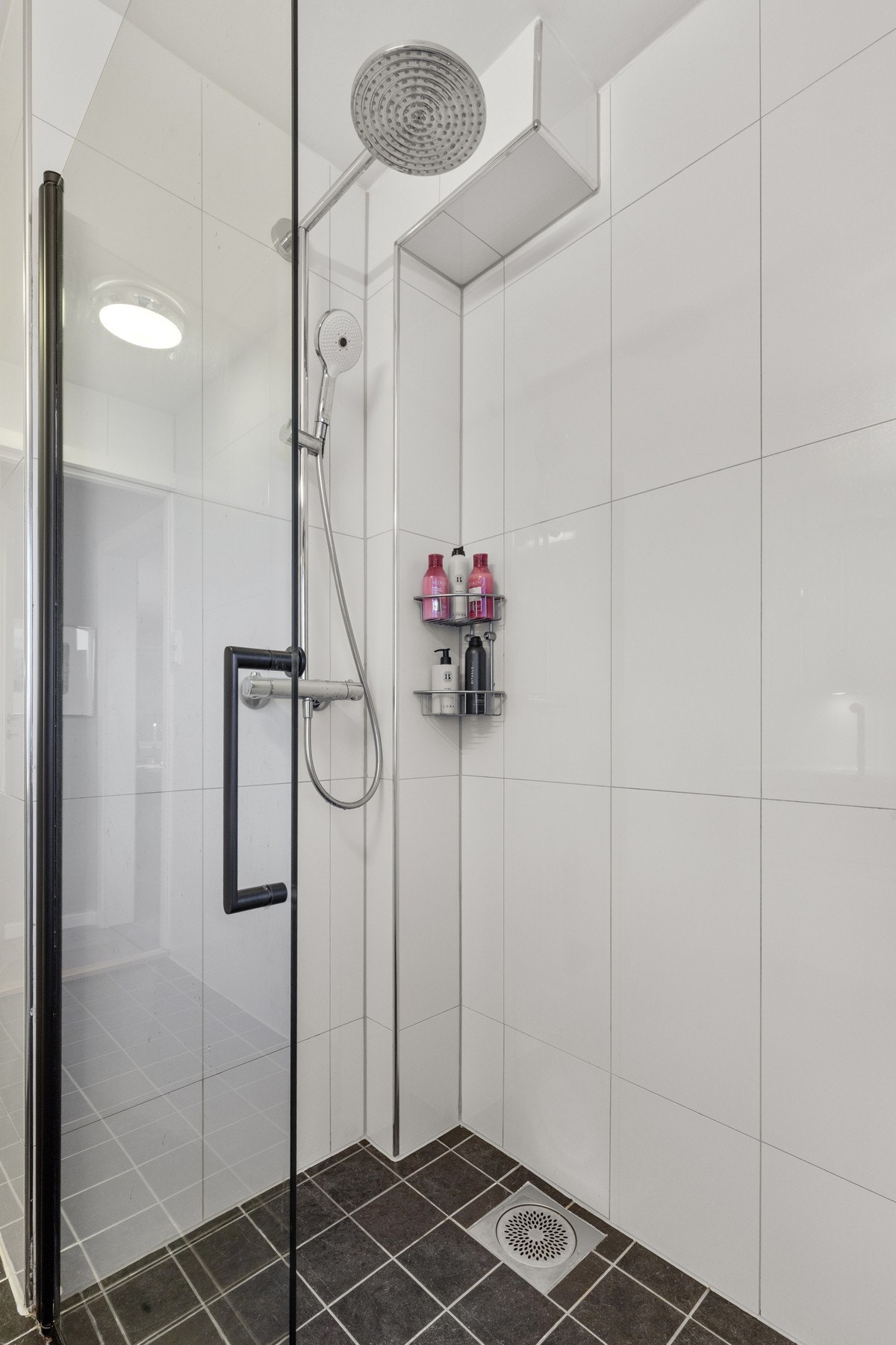 Rommet er videre utstyrt med et dusjhjørne med regnfallsdusj, innfellbar glassdør og varmekabler. Galleribilde