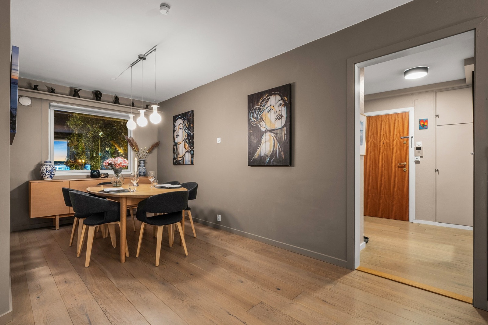 Det er pipeløp i stuen, og mulighet for tilkobling av peisovn. Pipeløpene i borettslaget ble rehabilitert i 2014. Galleribilde