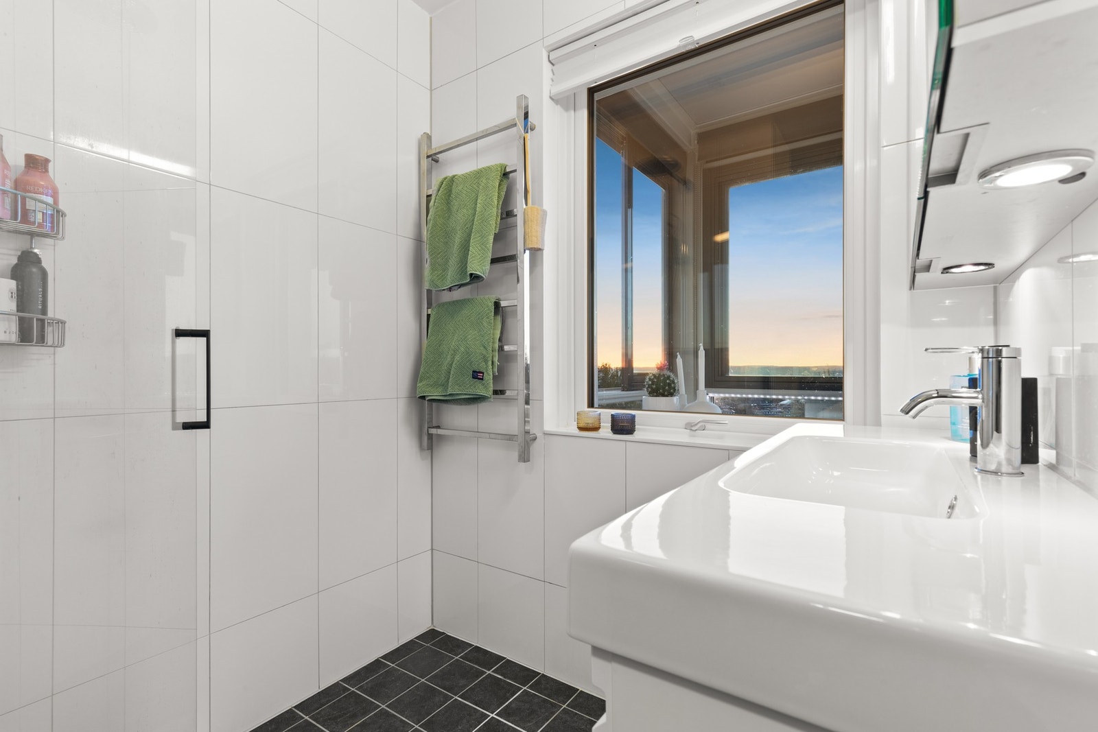 Herlig utsikt også fra badet. Galleribilde