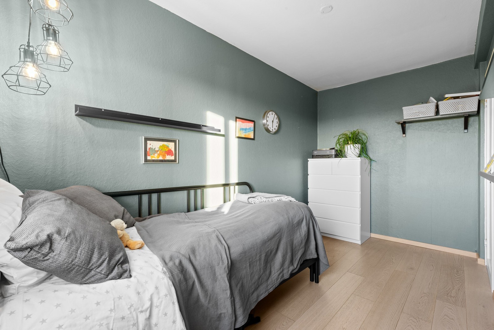 Her er det også plass for diverse garderobeløsninger. Leiligheten har også lagringsplass utenom det vanlige på til sammen 9 kvm i tre kjellerboder. Galleribilde