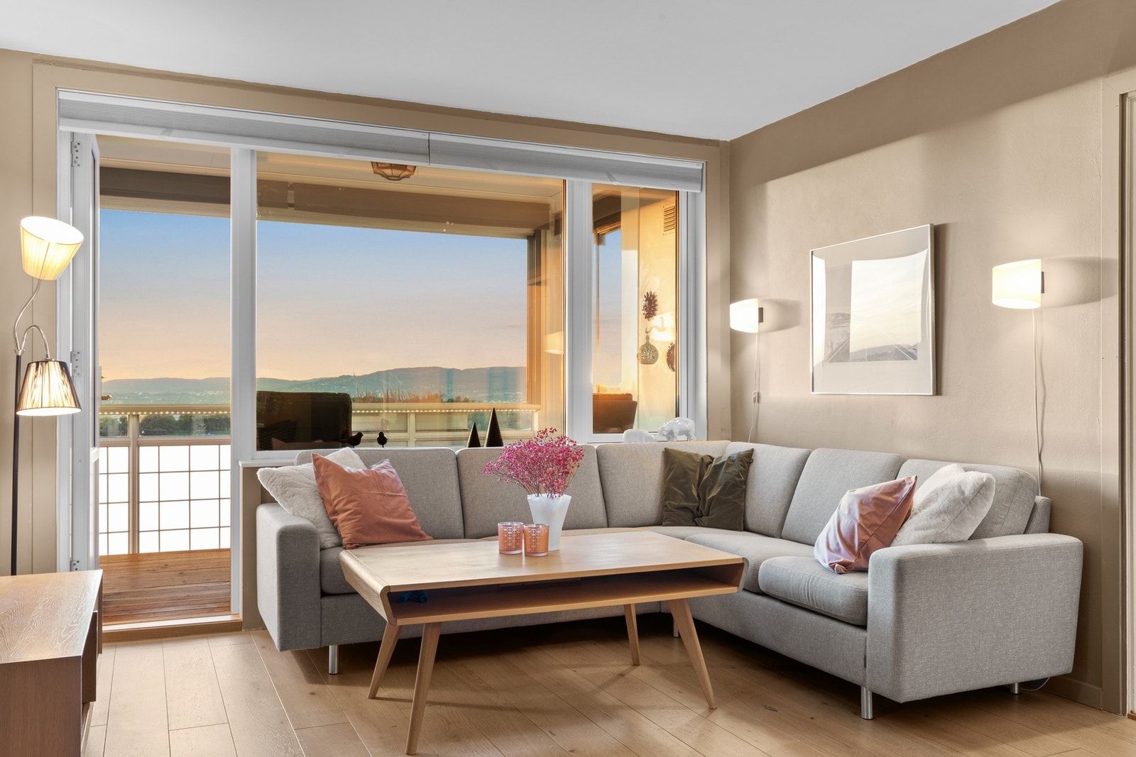 Store vindusflater sørger for godt med naturlig lysinnslipp. Vinduene og balkongdøren ble skiftet i regi av borettslaget i 2020. Galleribilde