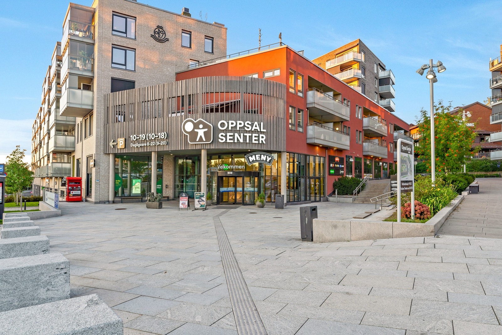 Oppsal Senter er et hyggelig nærsenter som tilbyr det meste du trenger i hverdagen. Ellers ligger også Bryn, Tveita og Bøler senter i nærheten. Galleribilde