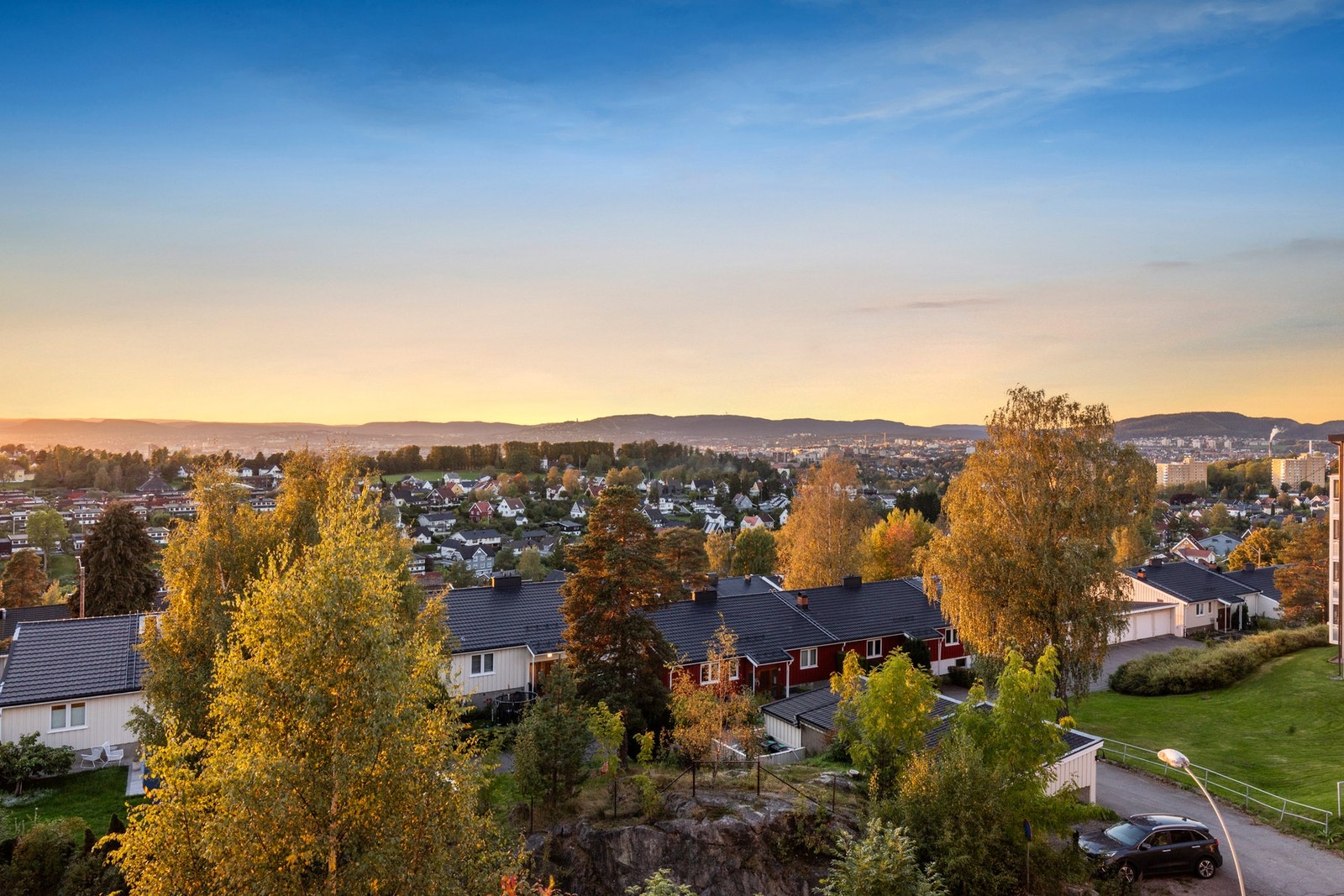 Mekanikerveien 3 er en lys og pen 4-roms på 75m² med innglasset, solrik balkong og flott utsikt. Svært populær beliggenhet med kort vei til bla. T-bane og Østmarka. Galleribilde