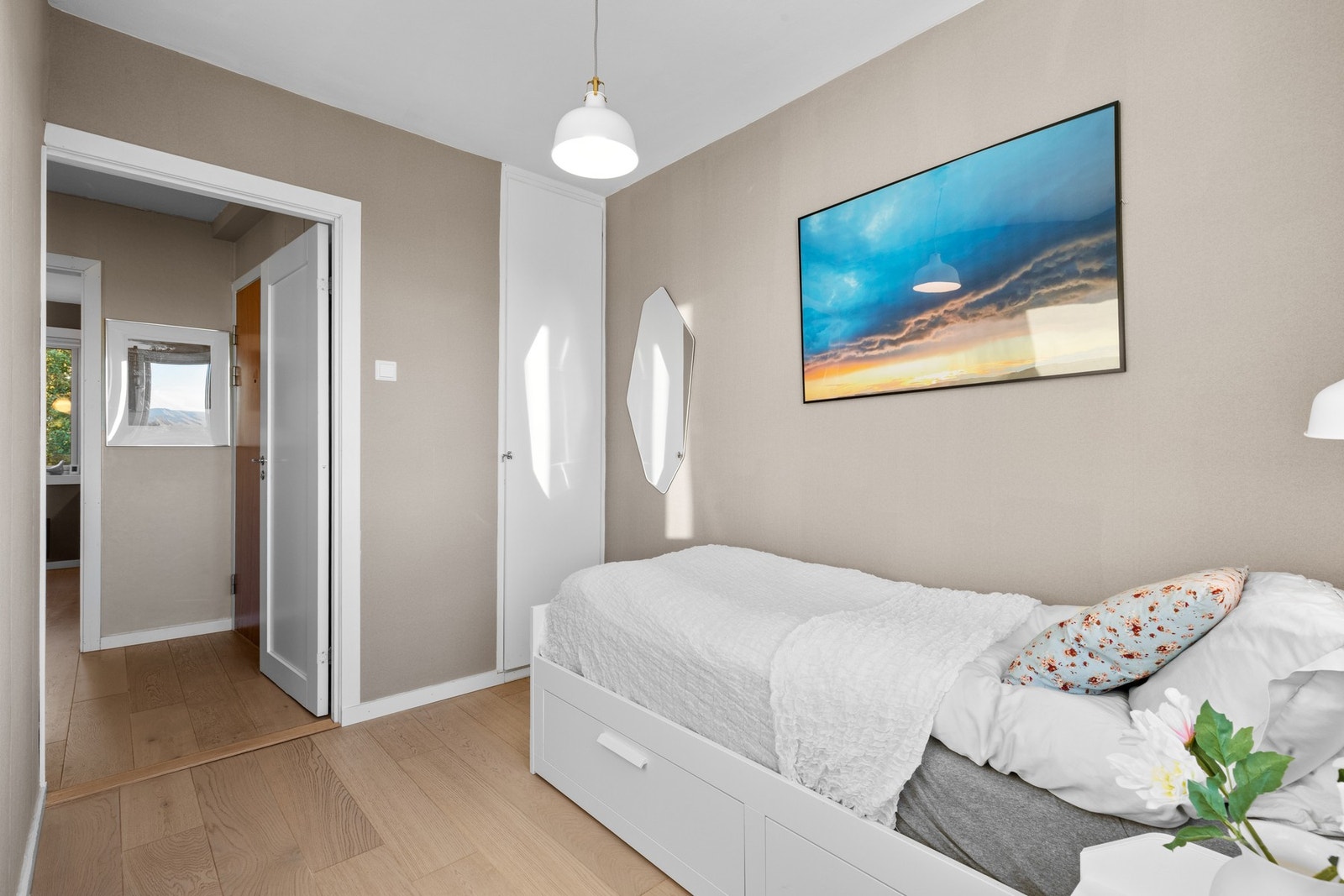 Tre soverom gir fleksibilitet og dette rommet kan f.eks. benyttes som barnerom, gjesterom og/eller kontor. Galleribilde