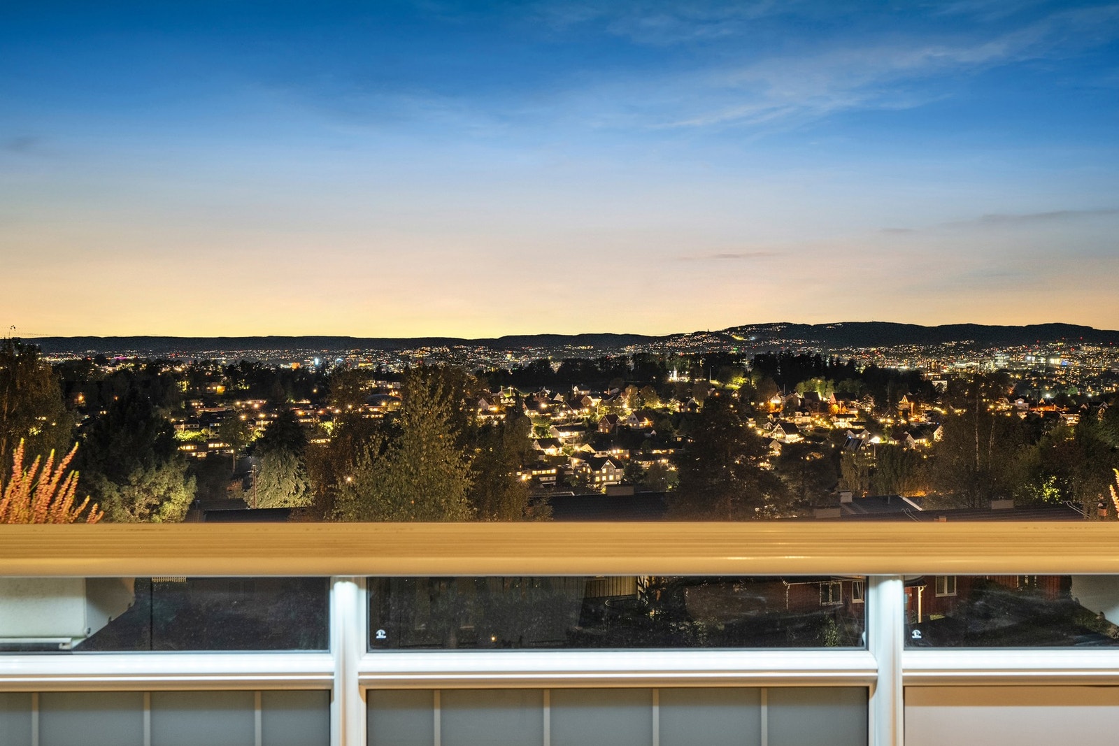 Fra balkongen er det flott utsikt utover nærområdet, ned mot Nordre Skøyen hovedgård og mot Holmenkollen i det fjerne. Galleribilde