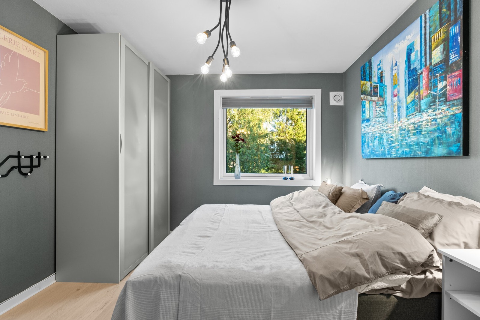 Hovedsoverommet er av god størrelse med plass til både dobbeltseng og nattbord. Galleribilde