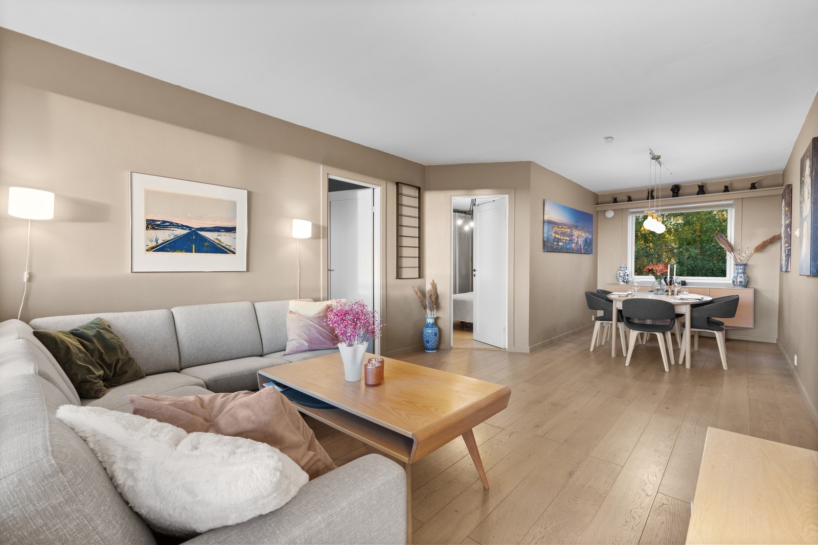 Rommet har naturlige soner med plass til både sofakrok og langbord. Her ligger alt til rette for å samle både venner og familie. Galleribilde