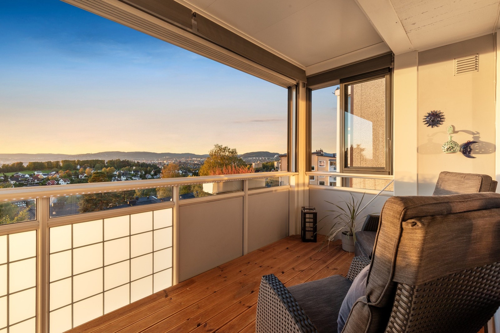 Fra stuen er det utgang til en romslig, innglasset balkong på ca. 9,5 kvm. Galleribilde