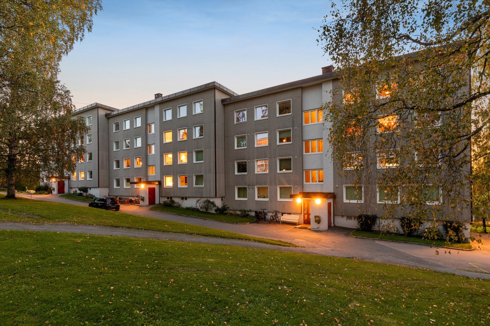 Boligen ligger i et særdeles populært borettslag. Området er fredelig og attraktivt, med turmuligheter i Østmarka og kort vei til T-bane, skoler, butikker og idrettsanlegg. Galleribilde