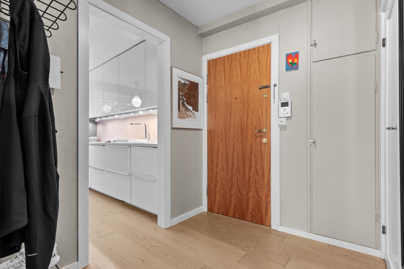 Det er lagringsplass i en integrert garderobeløsning og klesoppheng. Ved døren er det montert dørcallinganlegg med kamera. Galleribilde