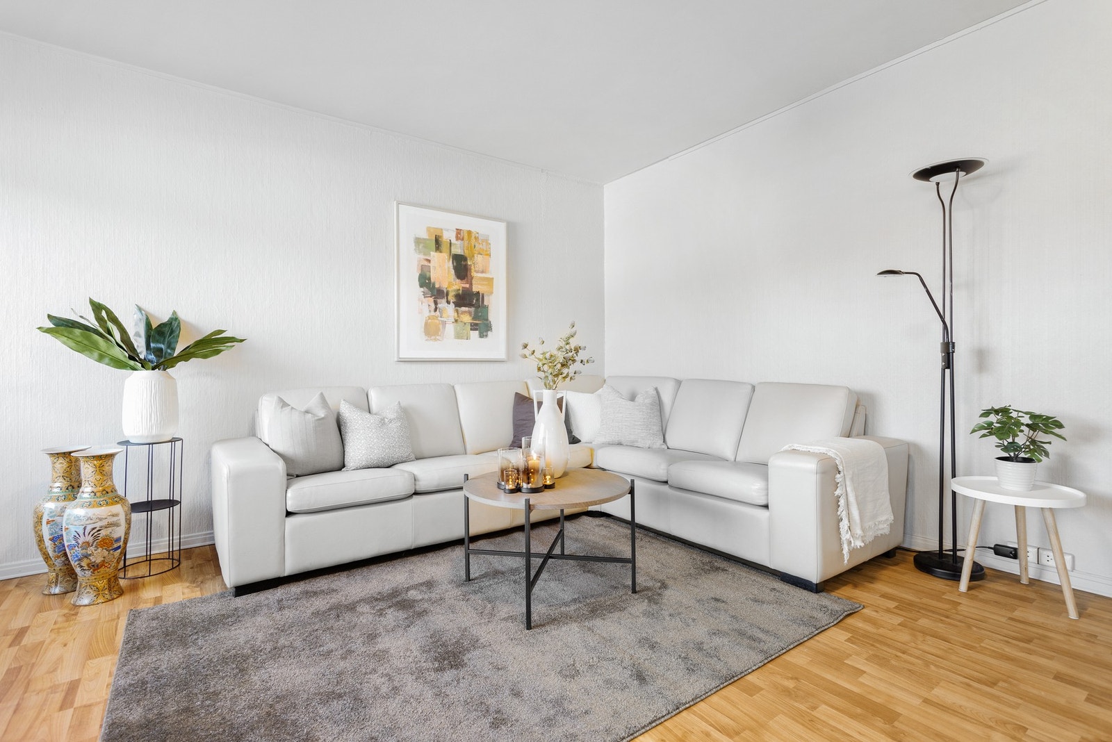 Boligen består av en romslig stue med direkte adkomst til vestvendt veranda. Galleribilde