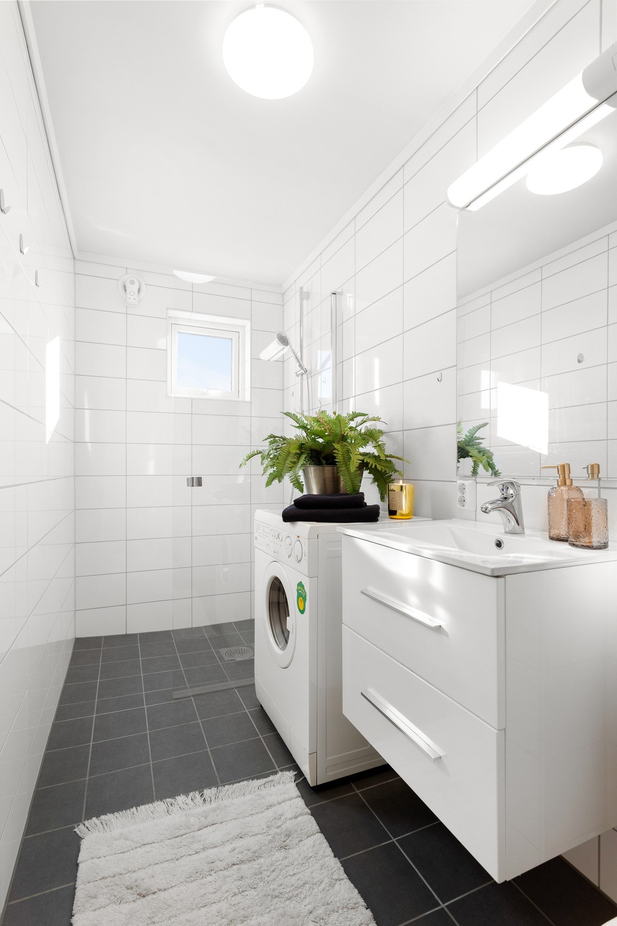 Pent og tidløst flislagt bad som ble oppgradert i regi av borettslaget i 2021. Galleribilde