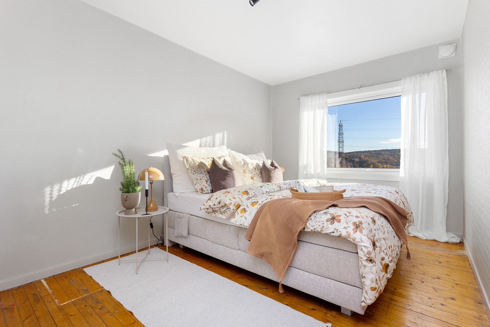 Stort soverom med god plass til dobbeltseng og annet ønsket møblement. Galleribilde