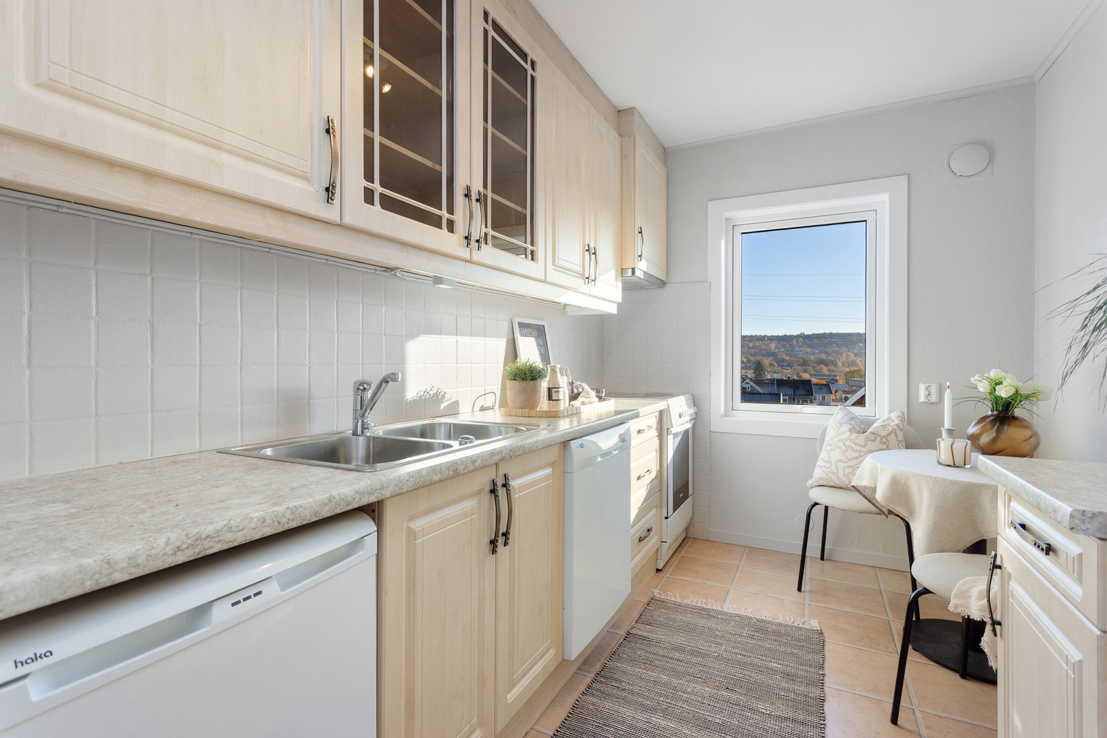 Tiltalende kjøkken med god plass til frokostbord. Galleribilde