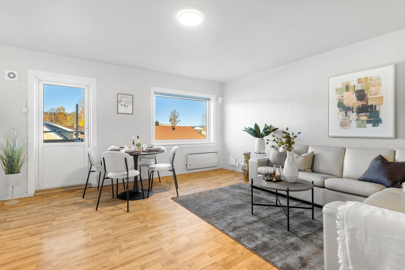 Fra stuen er det direkte adkomst til vestvendt balkong på ca. 10m2. Galleribilde