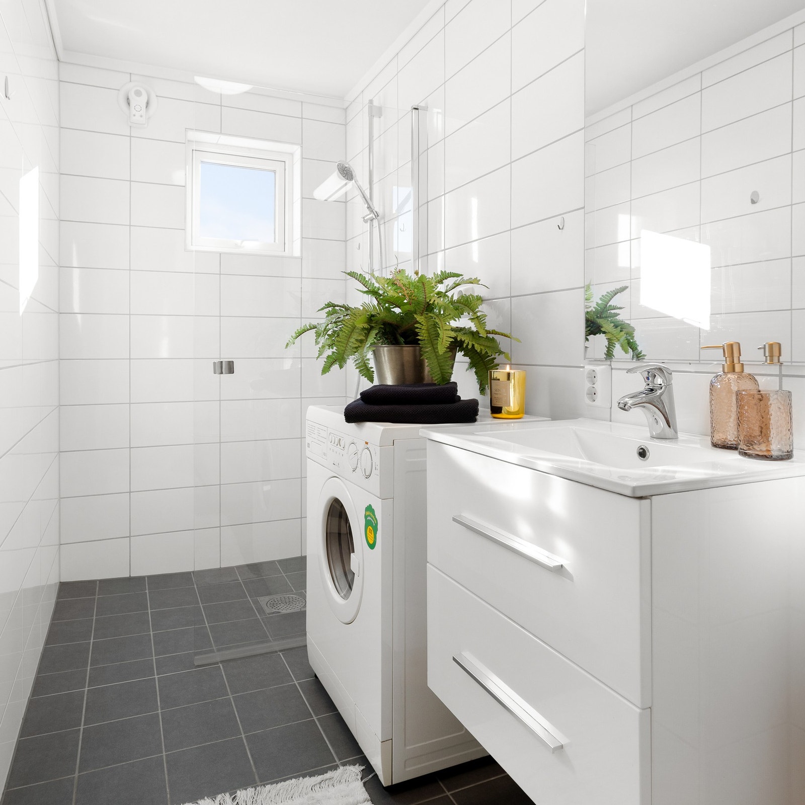 Pent og tidløst flislagt bad som ble oppgradert i regi av borettslaget i 2021. Galleribilde