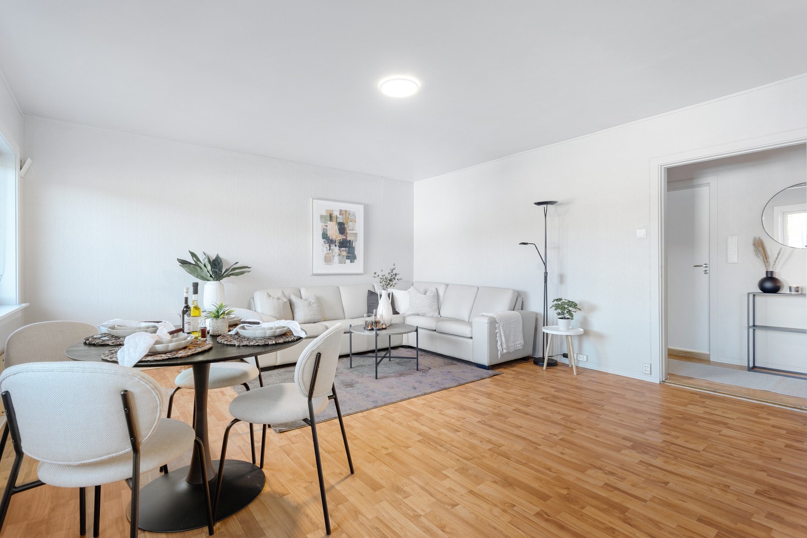 Tiltalende leilighet i 3.etg. mot vest. Opprinnelig 3-roms. Galleribilde