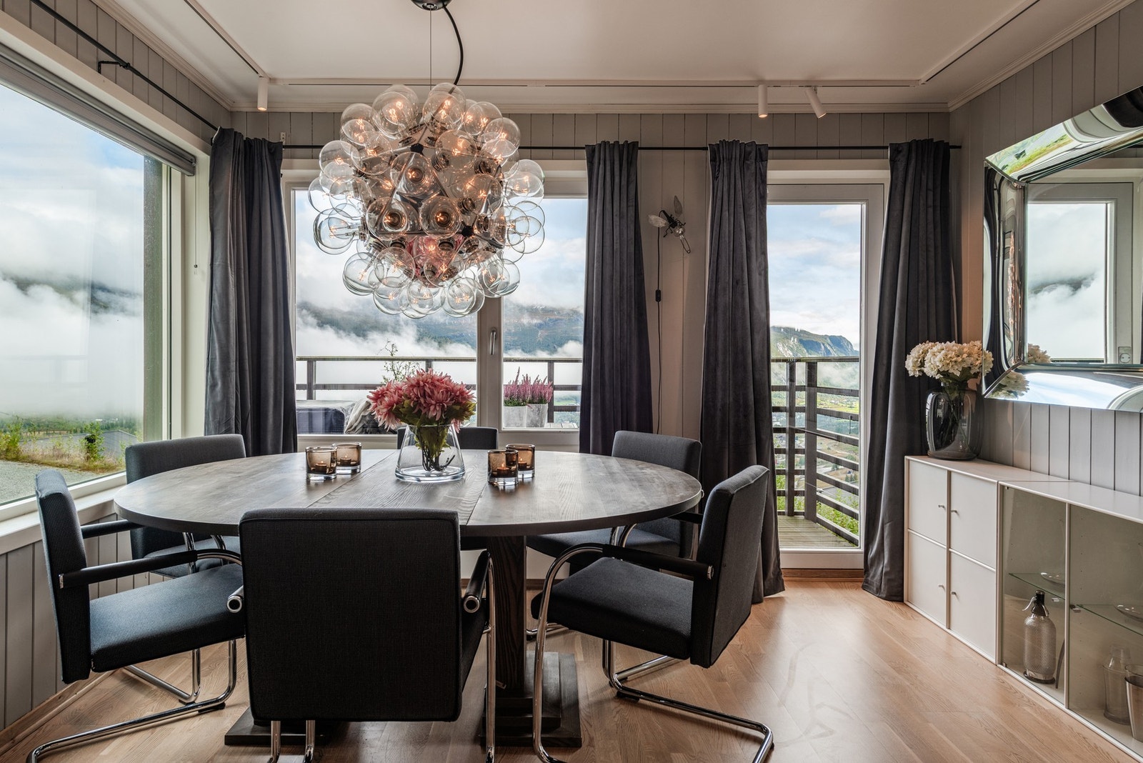 Her kan du både nyte måltiden og den fantastike panoramautsikten. Utgang til veranda fra spisestue. Galleribilde