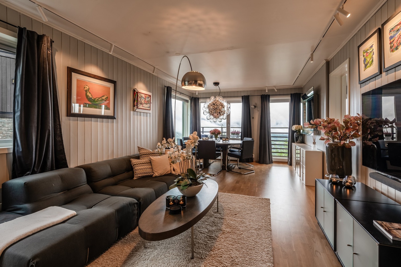 Stuen er lys og luftig med god takhøyde og gjennomtenkt belysning som fremhever rommets varme atmosfære. Galleribilde