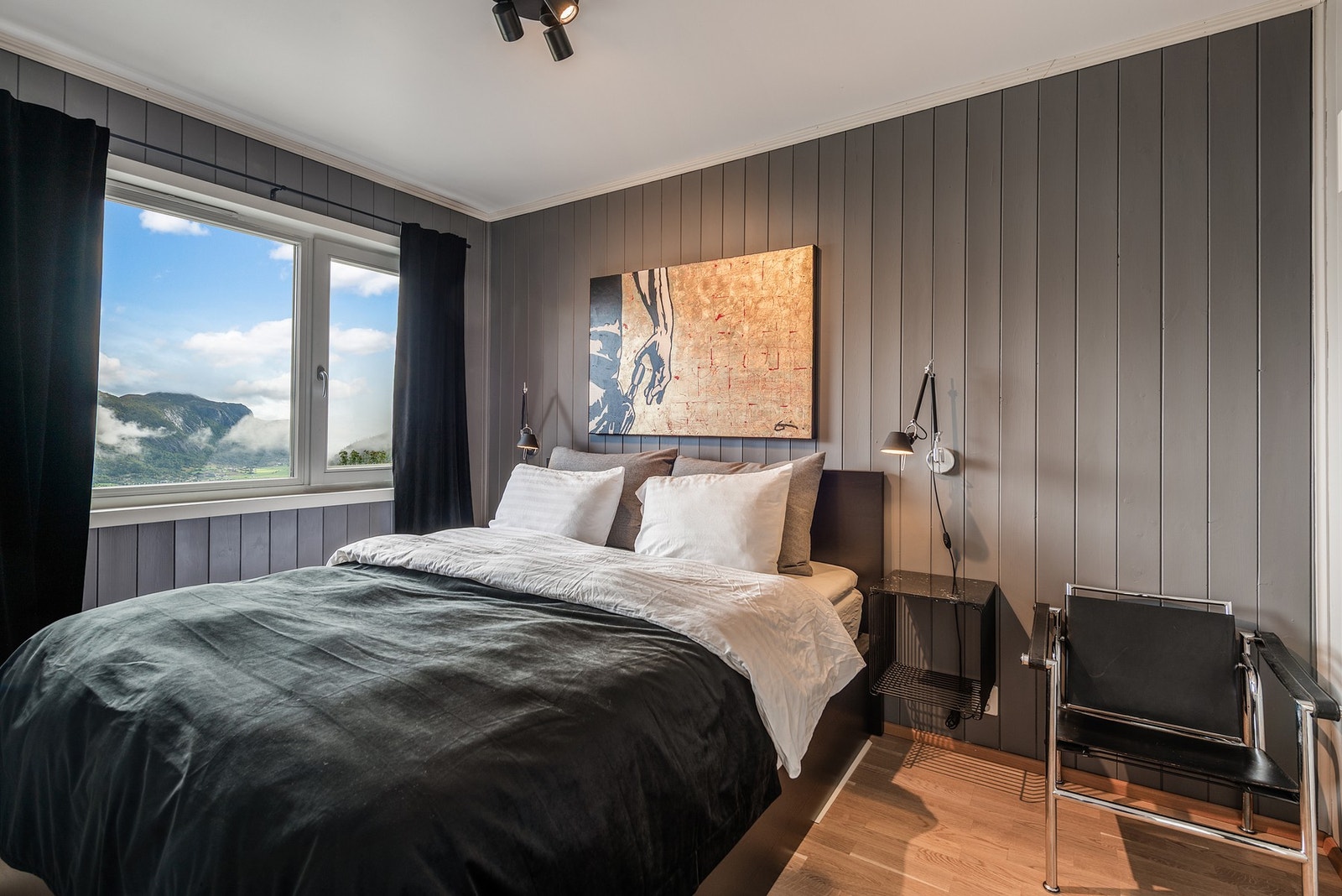 Hovedsoverommet er innredet med dobbeltseng og har eget bad. Galleribilde