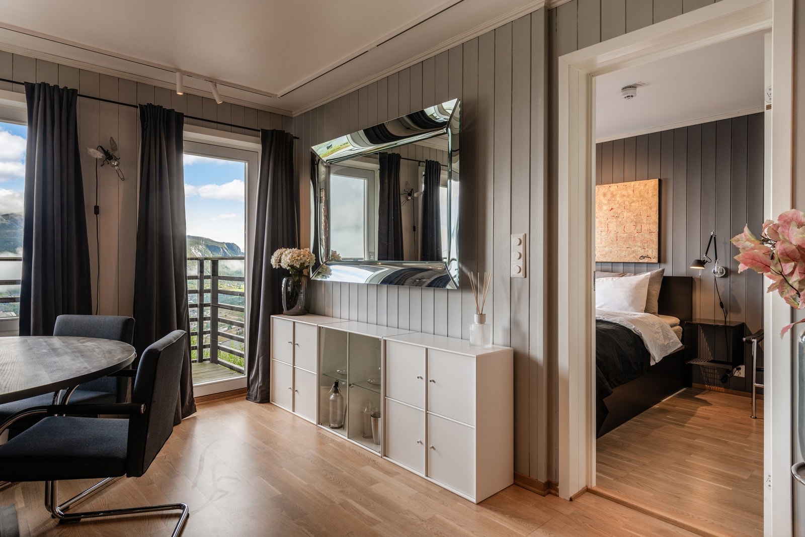 Fra stuen beveger vi oss inn til leilighetens hovedsoverom. Galleribilde