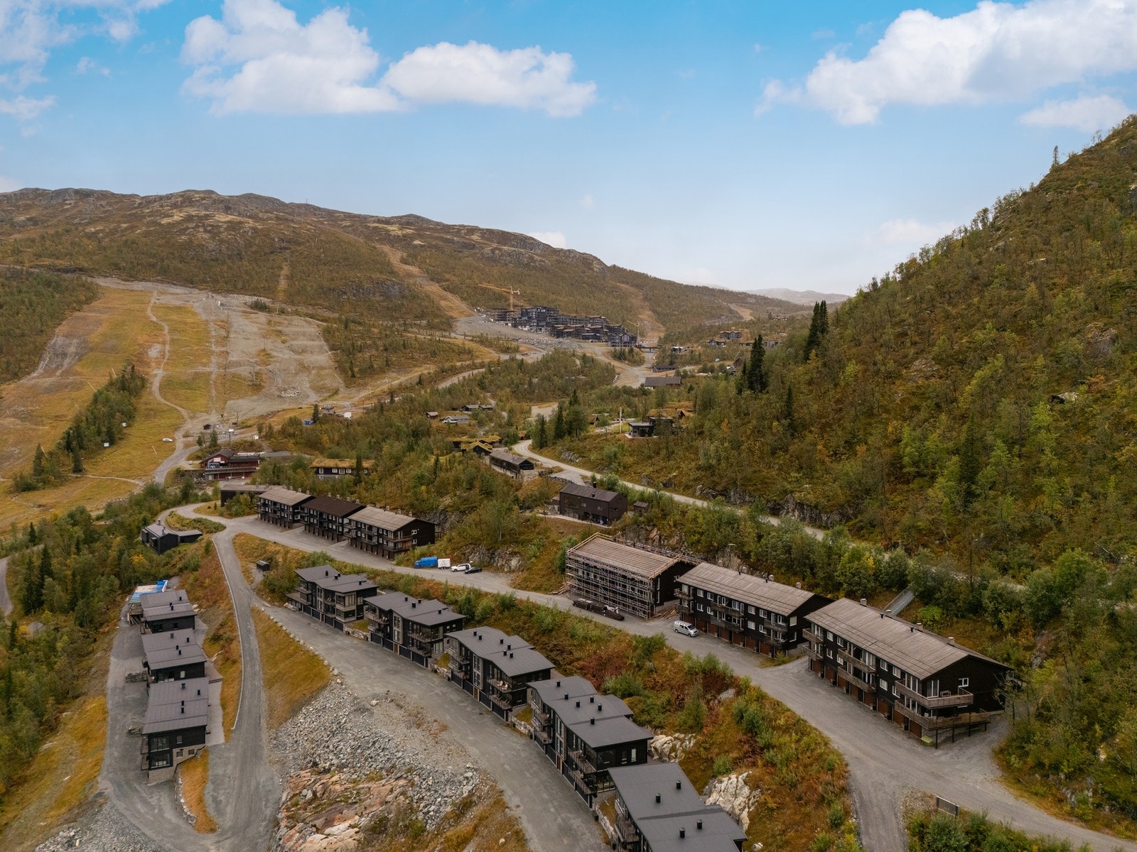 Fra leiligheten er det trappeløp som enkelt tar deg til alle de fantastiske fasilitetene som Skigaarden og Skarsnuten. Galleribilde