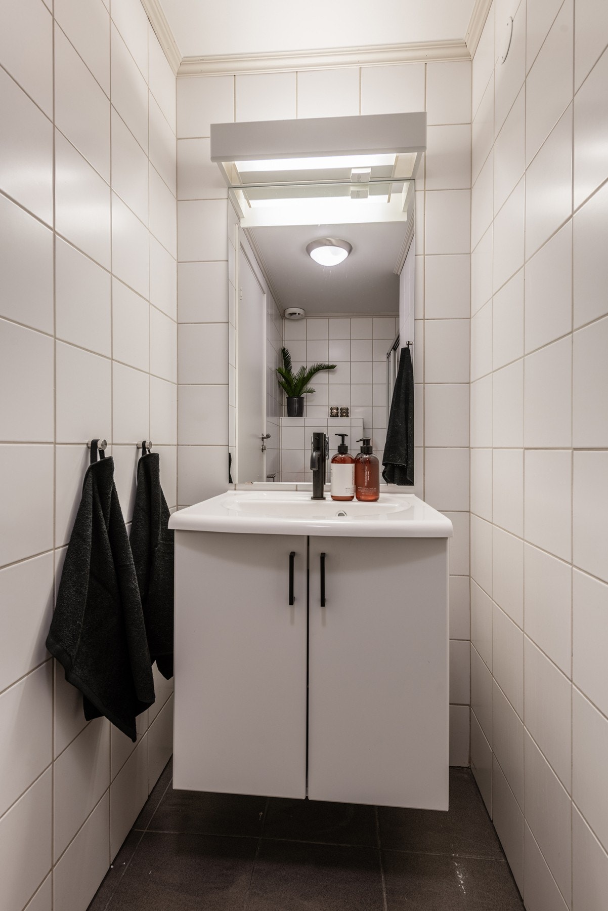 Et lyst og praktisk bad i tilknytning til hovedsoverommet. Galleribilde